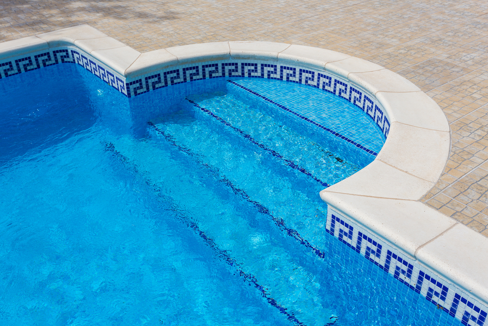 Quels sont les différents types d’escaliers de piscine