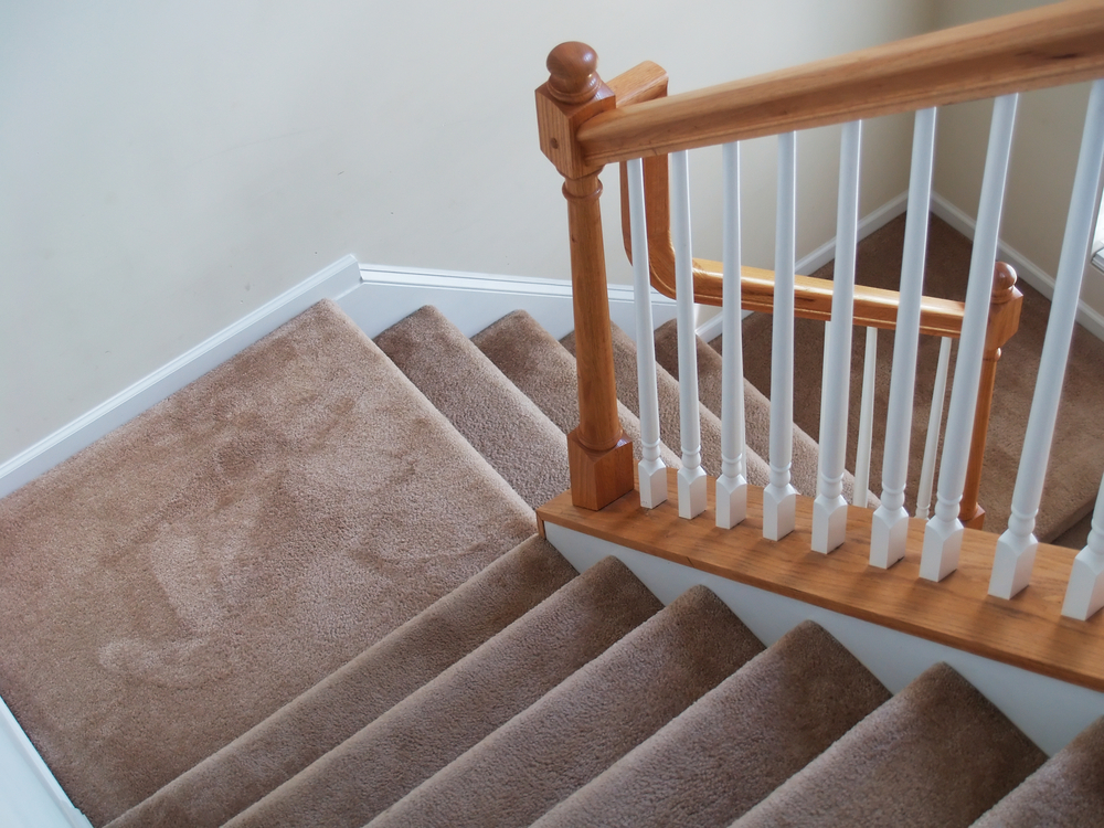 enlever de la moquette collée sur un escalier